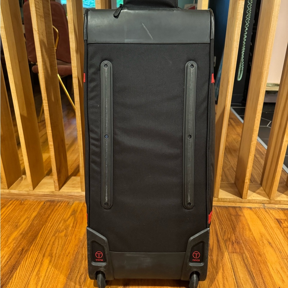 Tumi Black and Red Duffel Bag Durable Travel Essential - Picture 12 of 16